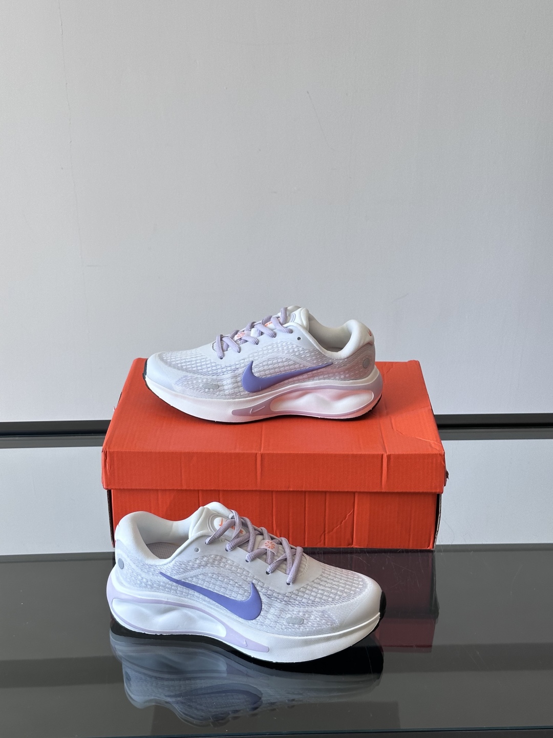 Nike Journey Run舒适防滑 低帮跑步鞋👟🤍💚彩色搭配给人春天里的,自然清新气息;鞋面网纱材