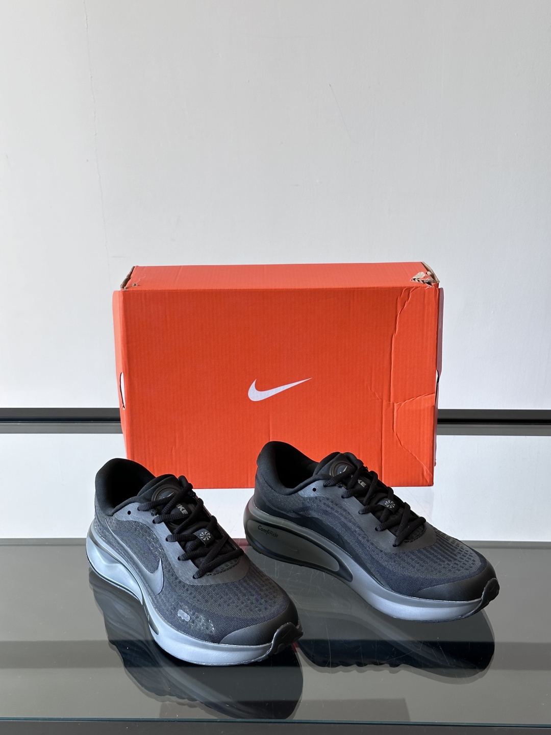 Nike Journey Run舒适防滑 低帮跑步鞋👟🤍💚彩色搭配给人春天里的,自然清新气息;鞋面网纱材