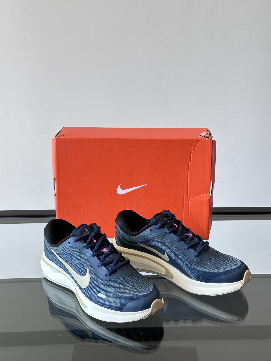 Nike Journey Run舒适防滑 低帮跑步鞋👟🤍💚彩色搭配给人春天里的,自然清新气息;鞋面网纱材