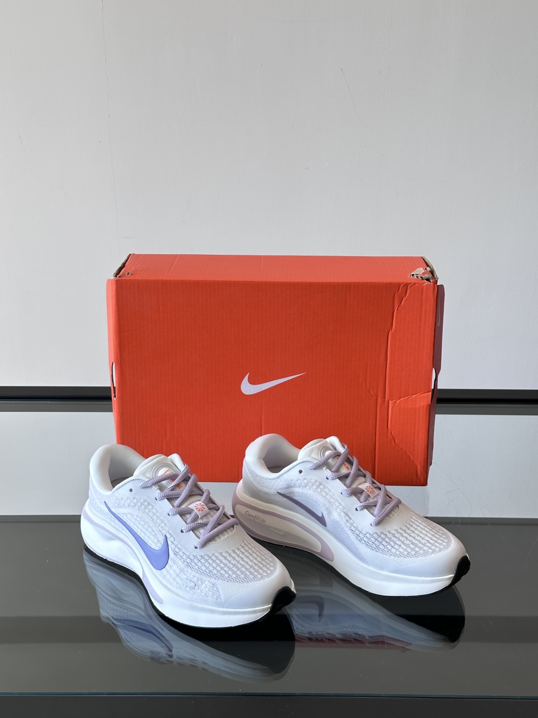Nike Journey Run舒适防滑 低帮跑步鞋👟🤍💚彩色搭配给人春天里的,自然清新气息;鞋面网纱材