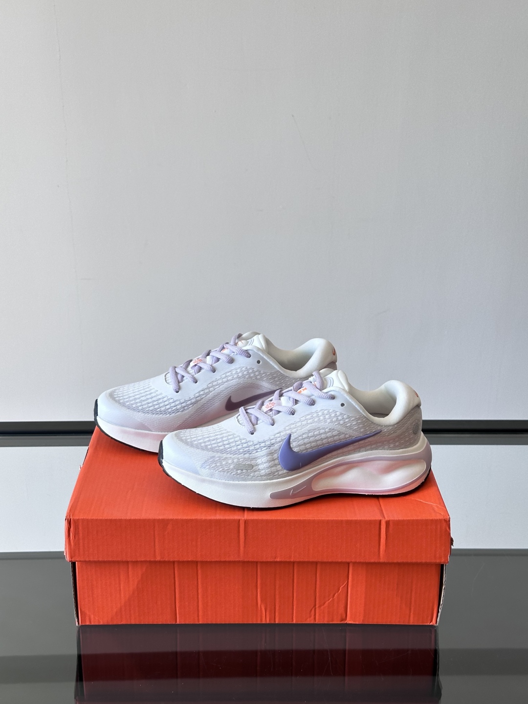 Nike Journey Run舒适防滑 低帮跑步鞋👟🤍💚彩色搭配给人春天里的,自然清新气息;鞋面网纱材