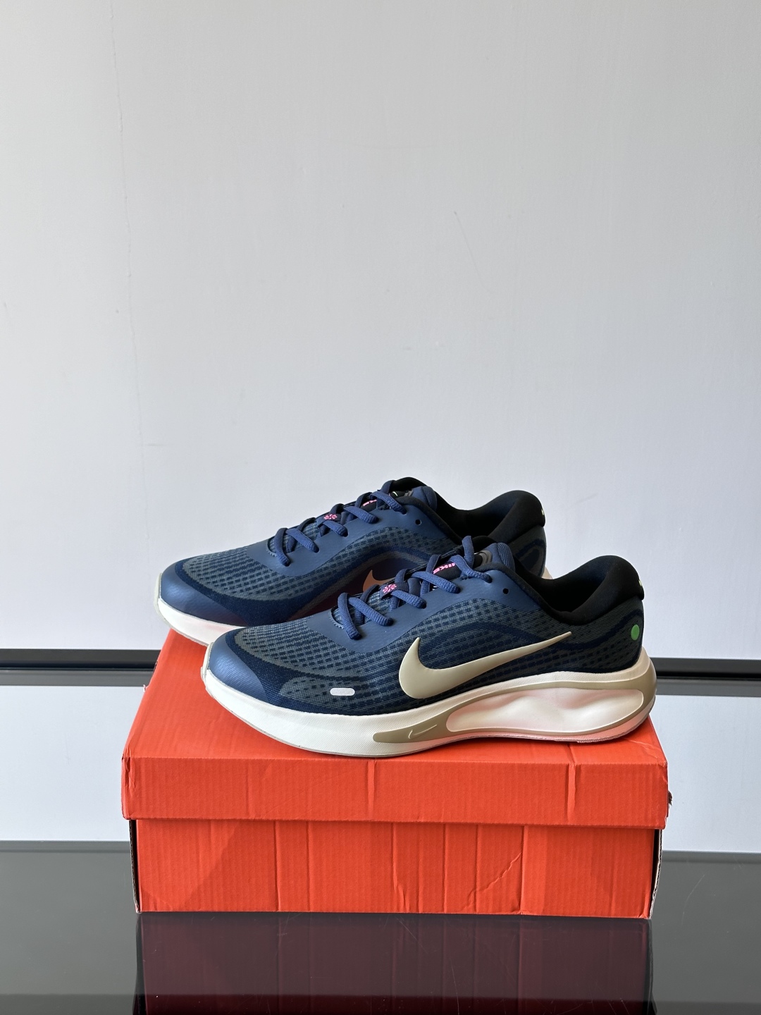 Nike Journey Run舒适防滑 低帮跑步鞋👟🤍💚彩色搭配给人春天里的,自然清新气息;鞋面网纱材