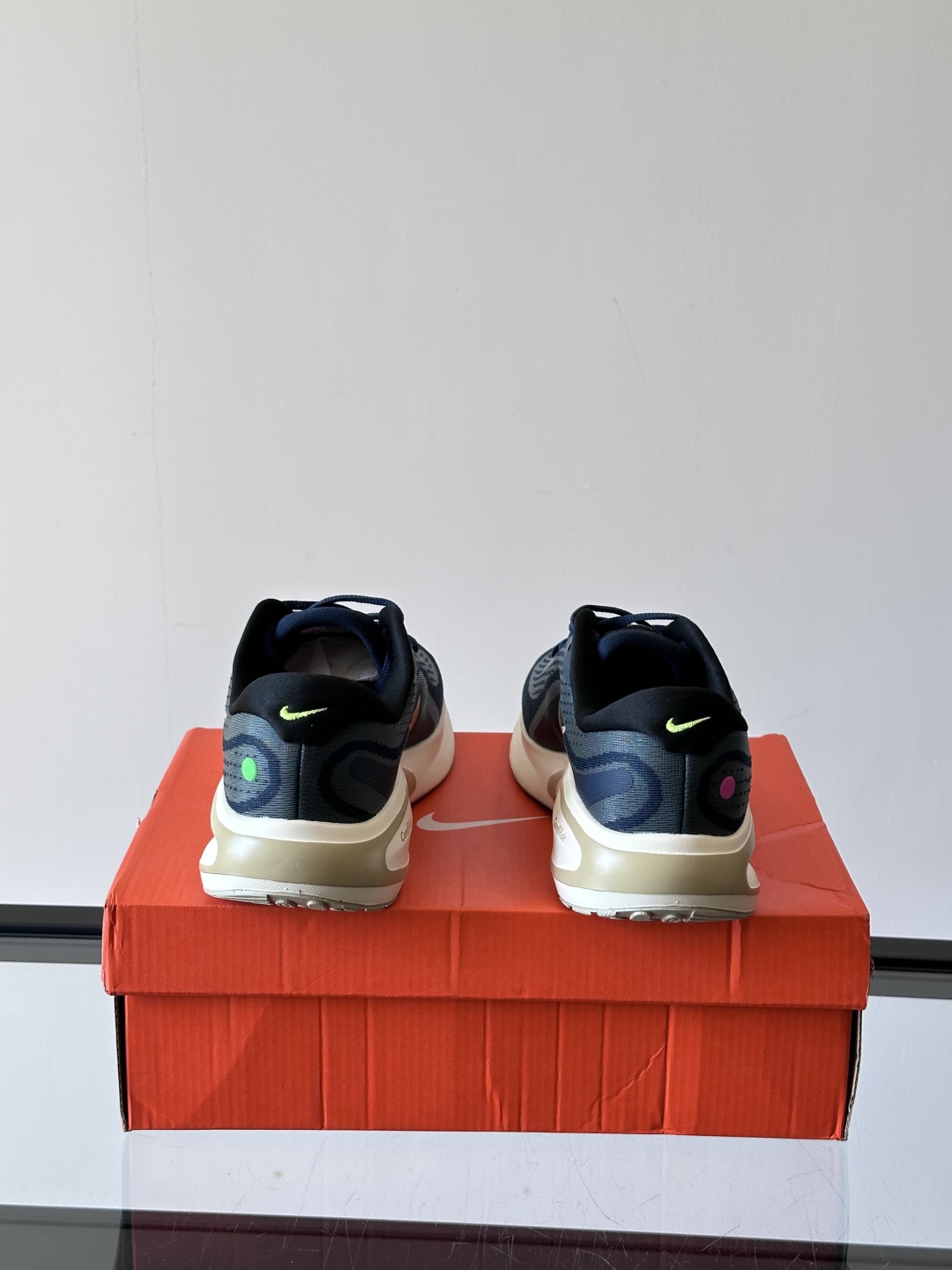 Nike Journey Run舒适防滑 低帮跑步鞋👟🤍💚彩色搭配给人春天里的,自然清新气息;鞋面网纱材