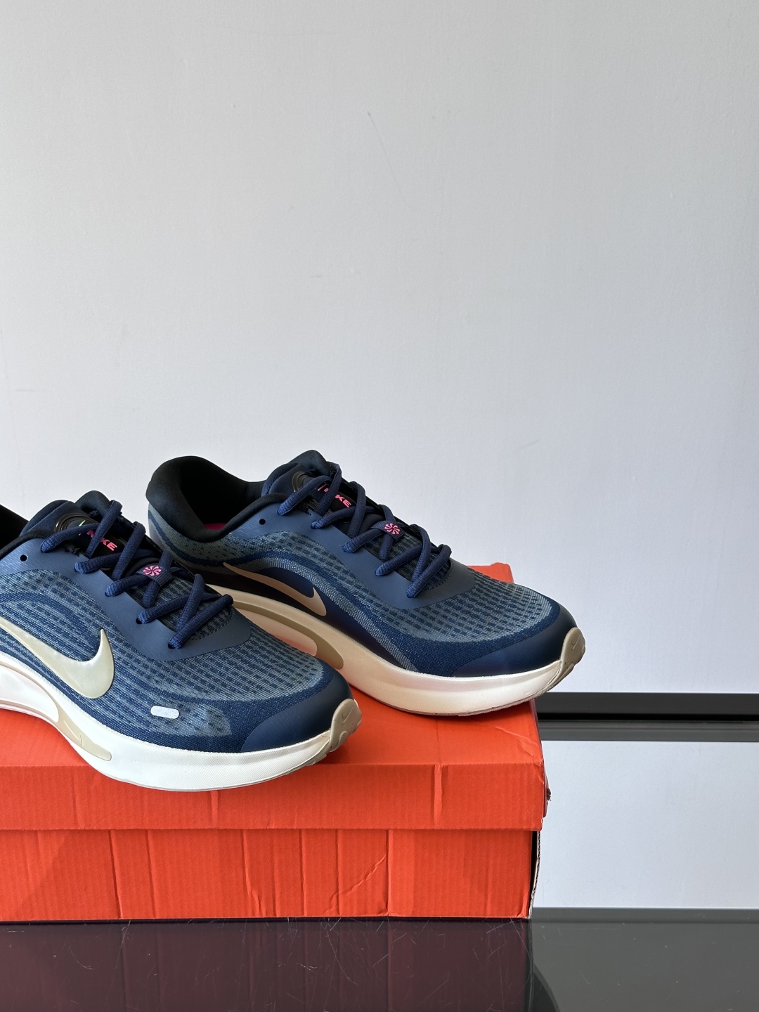 Nike Journey Run舒适防滑 低帮跑步鞋👟🤍💚彩色搭配给人春天里的,自然清新气息;鞋面网纱材