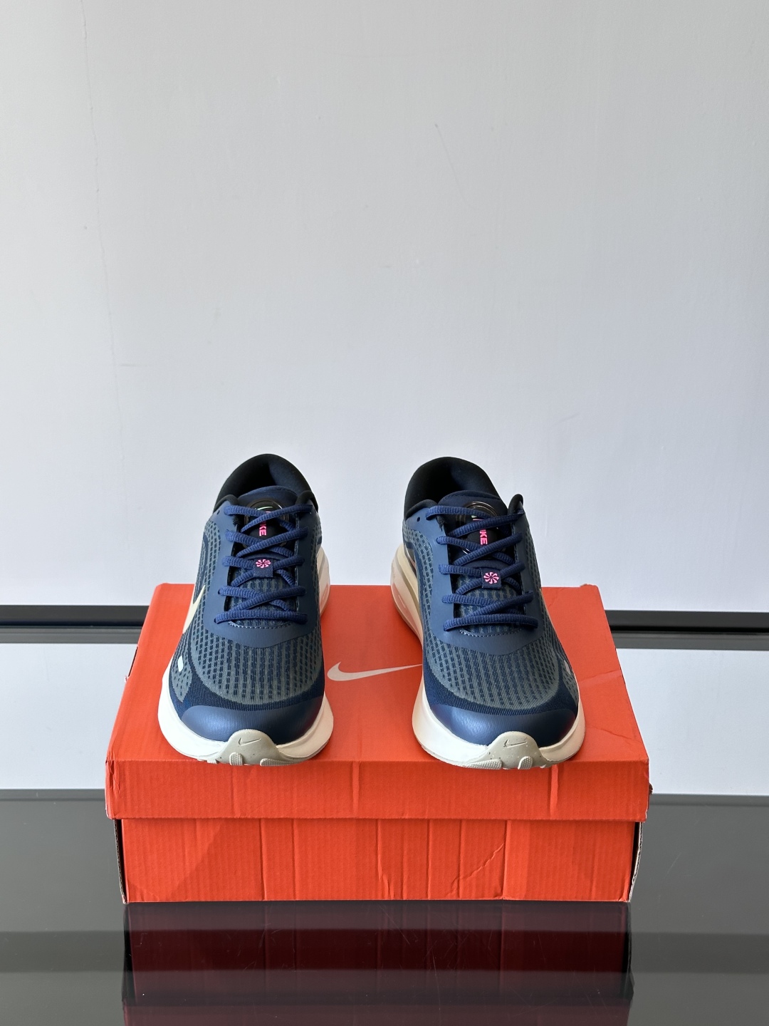 Nike Journey Run舒适防滑 低帮跑步鞋👟🤍💚彩色搭配给人春天里的,自然清新气息;鞋面网纱材