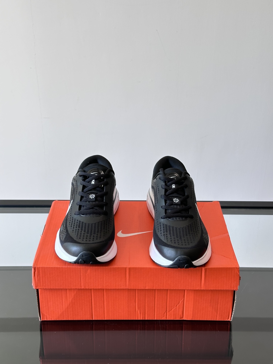 Nike Journey Run舒适防滑 低帮跑步鞋👟🤍💚彩色搭配给人春天里的,自然清新气息;鞋面网纱材