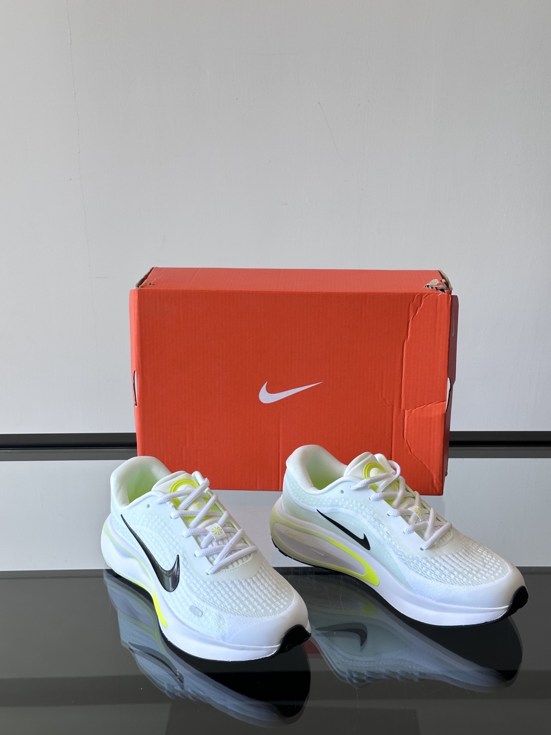 Nike Journey Run舒适防滑 低帮跑步鞋👟🤍💚彩色搭配给人春天里的,自然清新气息;鞋面网纱材
