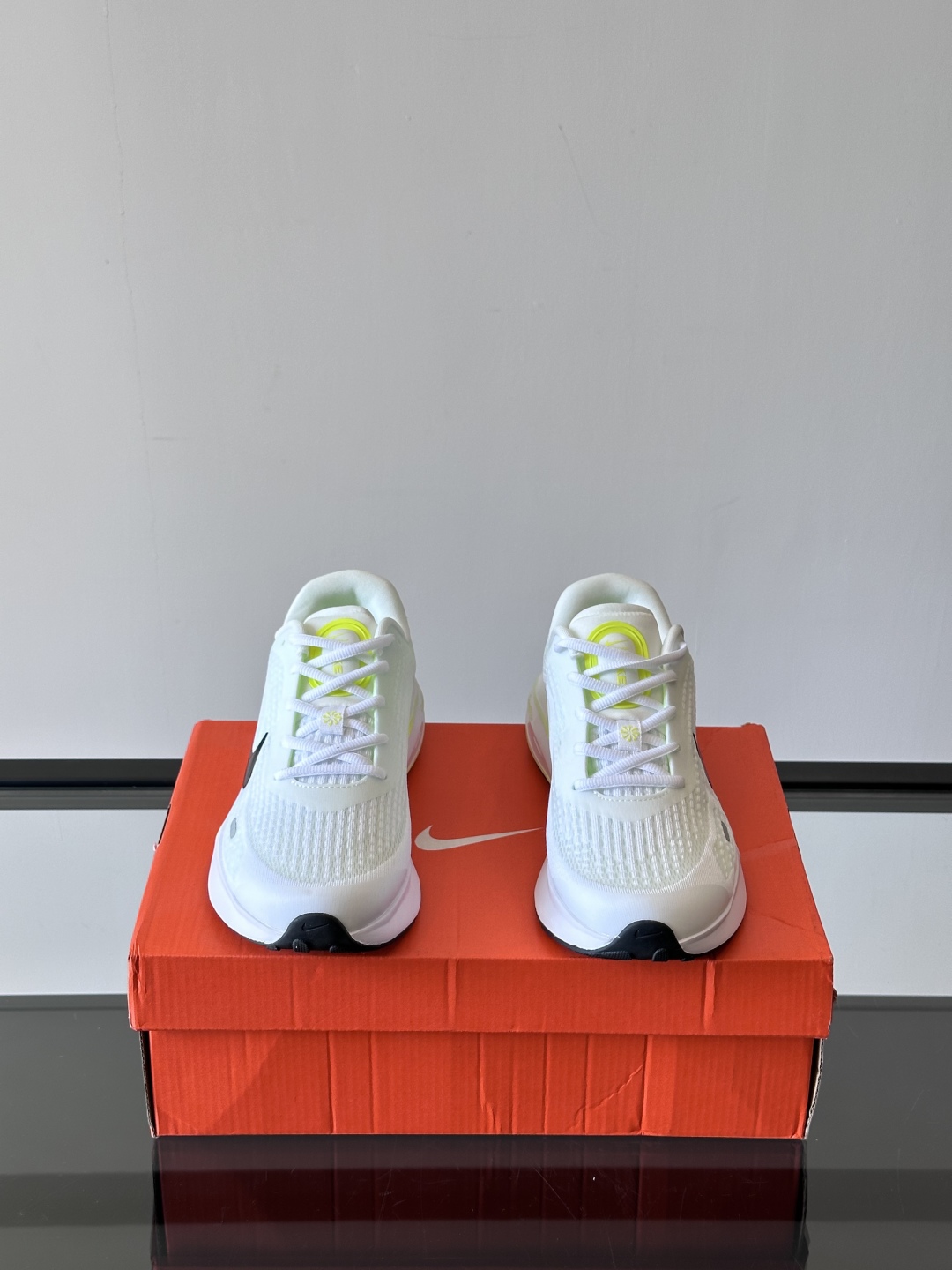 Nike Journey Run舒适防滑 低帮跑步鞋👟🤍💚彩色搭配给人春天里的,自然清新气息;鞋面网纱材
