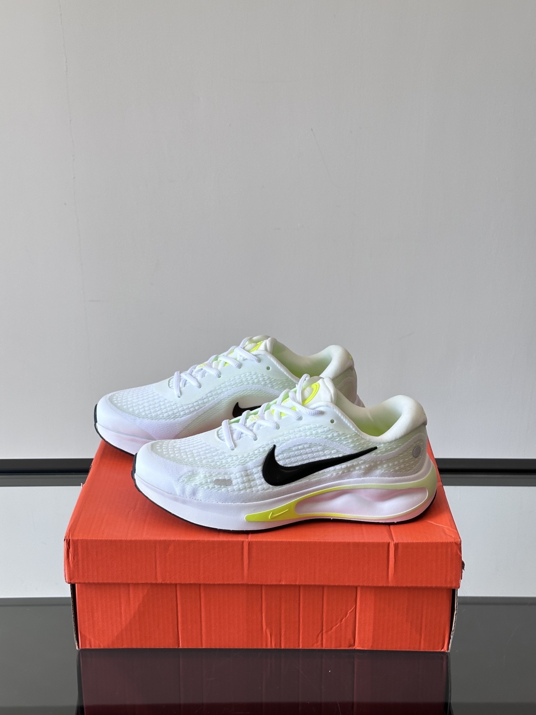 Nike Journey Run舒适防滑 低帮跑步鞋👟🤍💚彩色搭配给人春天里的,自然清新气息;鞋面网纱材