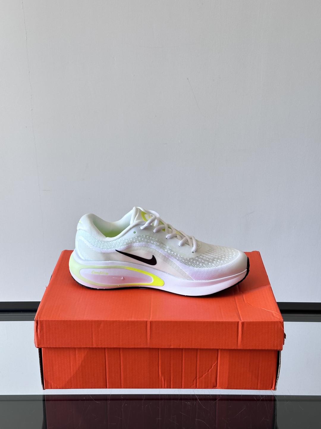 Nike Journey Run舒适防滑 低帮跑步鞋👟🤍💚彩色搭配给人春天里的,自然清新气息;鞋面网纱材