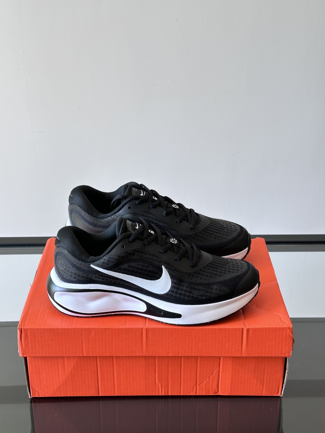 Nike Journey Run舒适防滑 低帮跑步鞋👟🤍💚彩色搭配给人春天里的,自然清新气息;鞋面网纱材