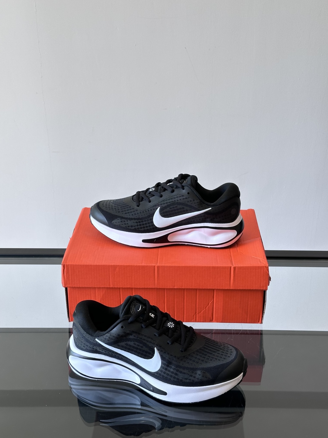 Nike Journey Run舒适防滑 低帮跑步鞋👟🤍💚彩色搭配给人春天里的,自然清新气息;鞋面网纱材