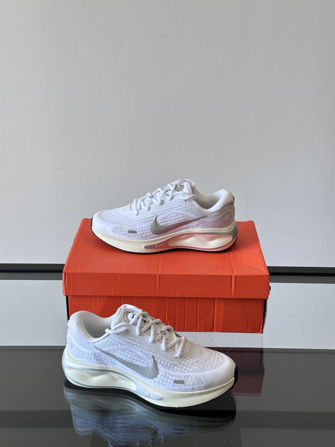 Nike Journey Run舒适防滑 低帮跑步鞋👟🤍💚彩色搭配给人春天里的,自然清新气息;鞋面网纱材