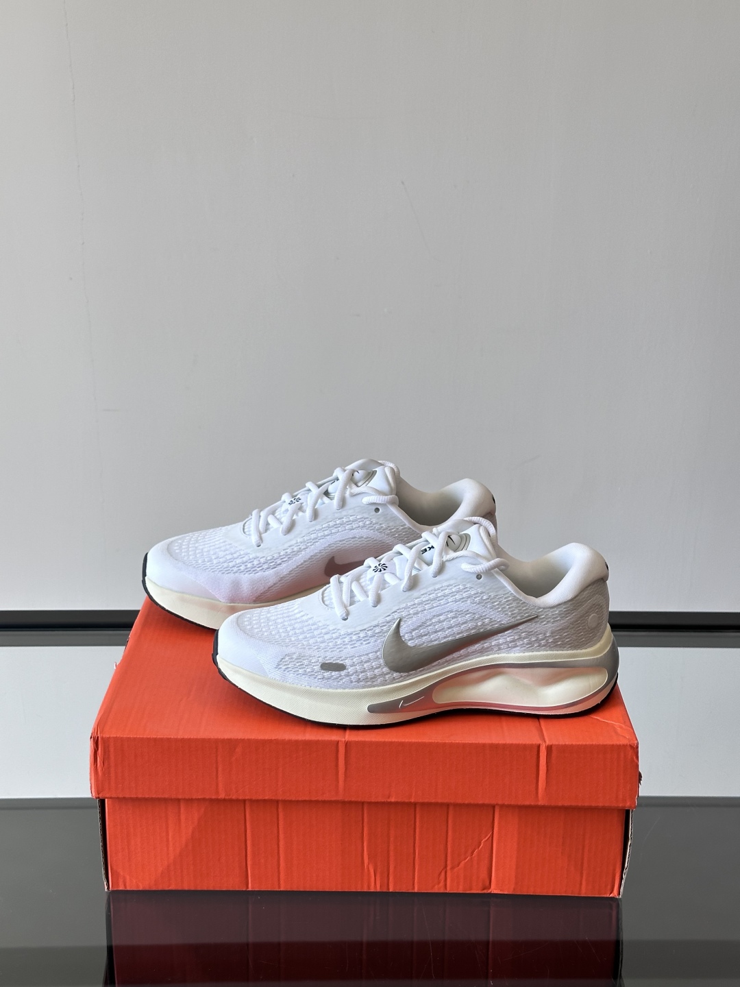 Nike Journey Run舒适防滑 低帮跑步鞋👟🤍💚彩色搭配给人春天里的,自然清新气息;鞋面网纱材