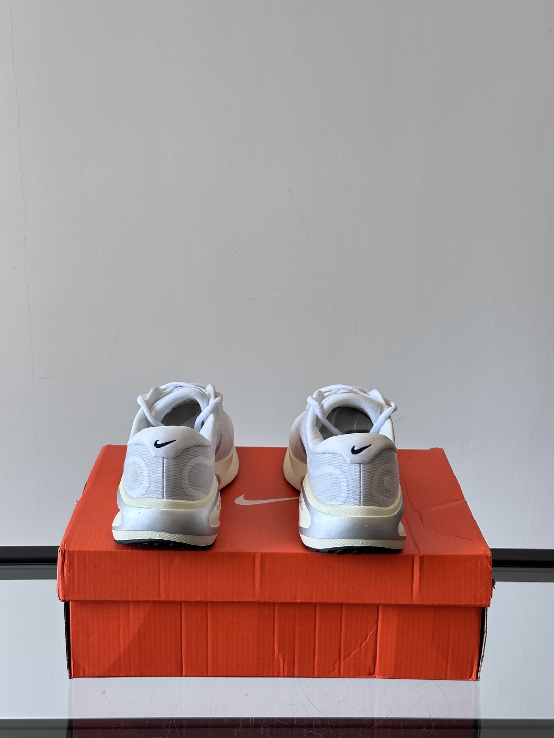 Nike Journey Run舒适防滑 低帮跑步鞋👟🤍💚彩色搭配给人春天里的,自然清新气息;鞋面网纱材