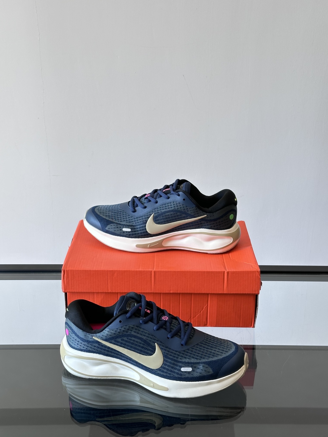 Nike Journey Run舒适防滑 低帮跑步鞋👟🤍💚彩色搭配给人春天里的,自然清新气息;鞋面网纱材