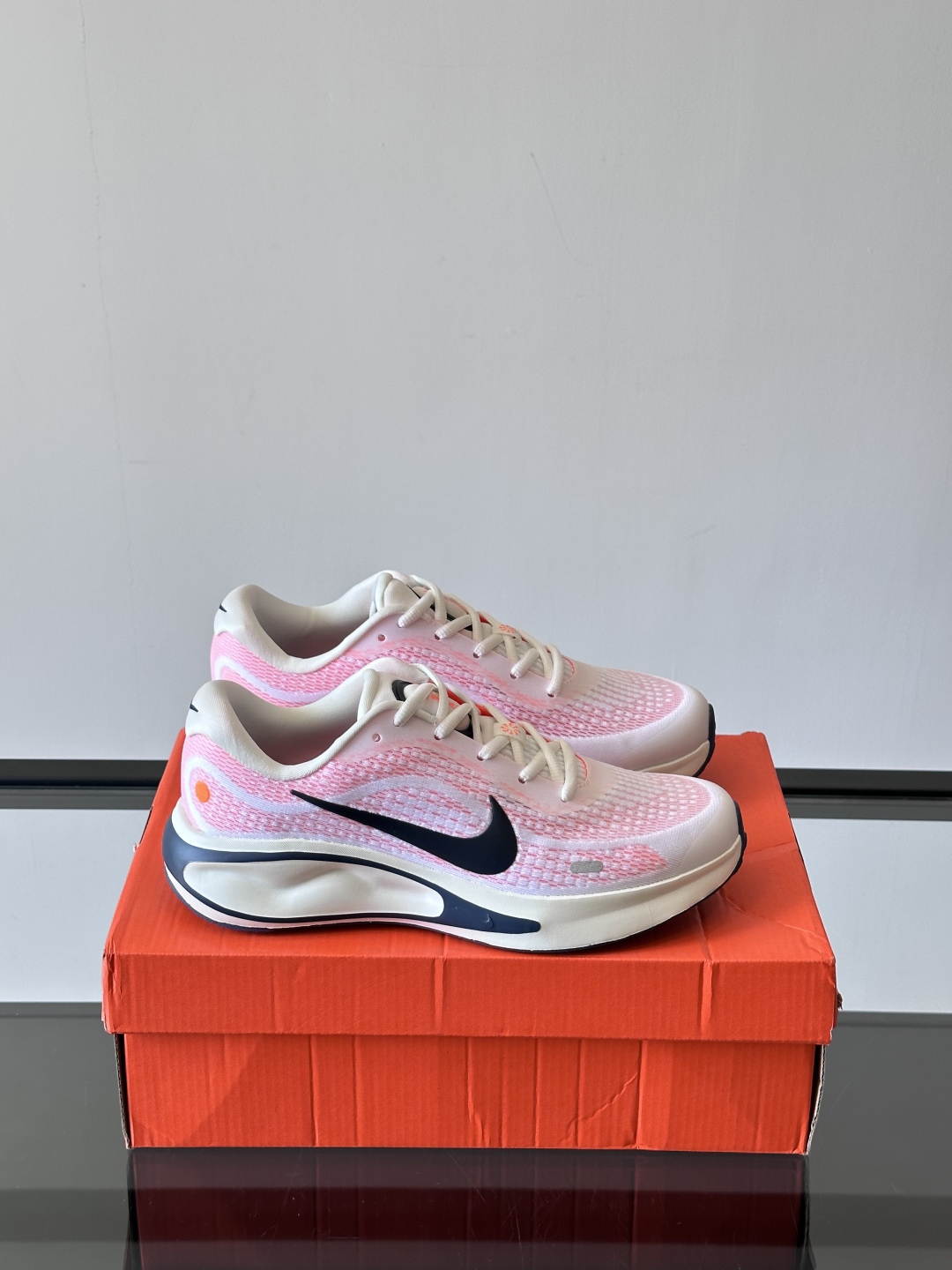 Nike Journey Run舒适防滑 低帮跑步鞋👟🤍💚彩色搭配给人春天里的,自然清新气息;鞋面网纱材