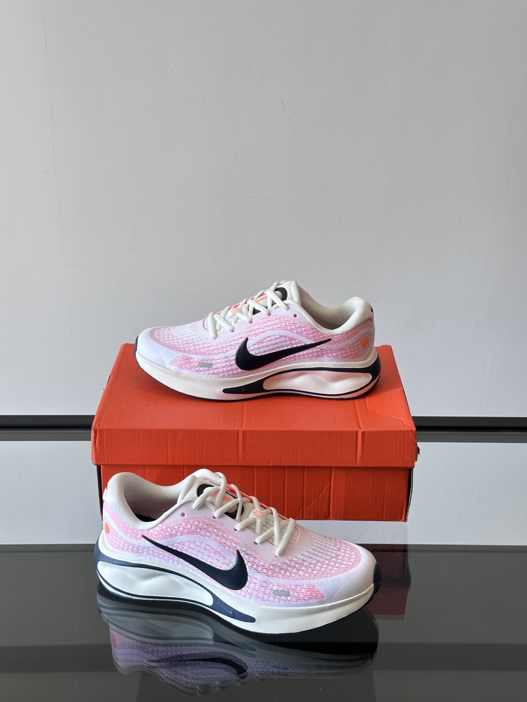 Nike Journey Run舒适防滑 低帮跑步鞋👟🤍💚彩色搭配给人春天里的,自然清新气息;鞋面网纱材