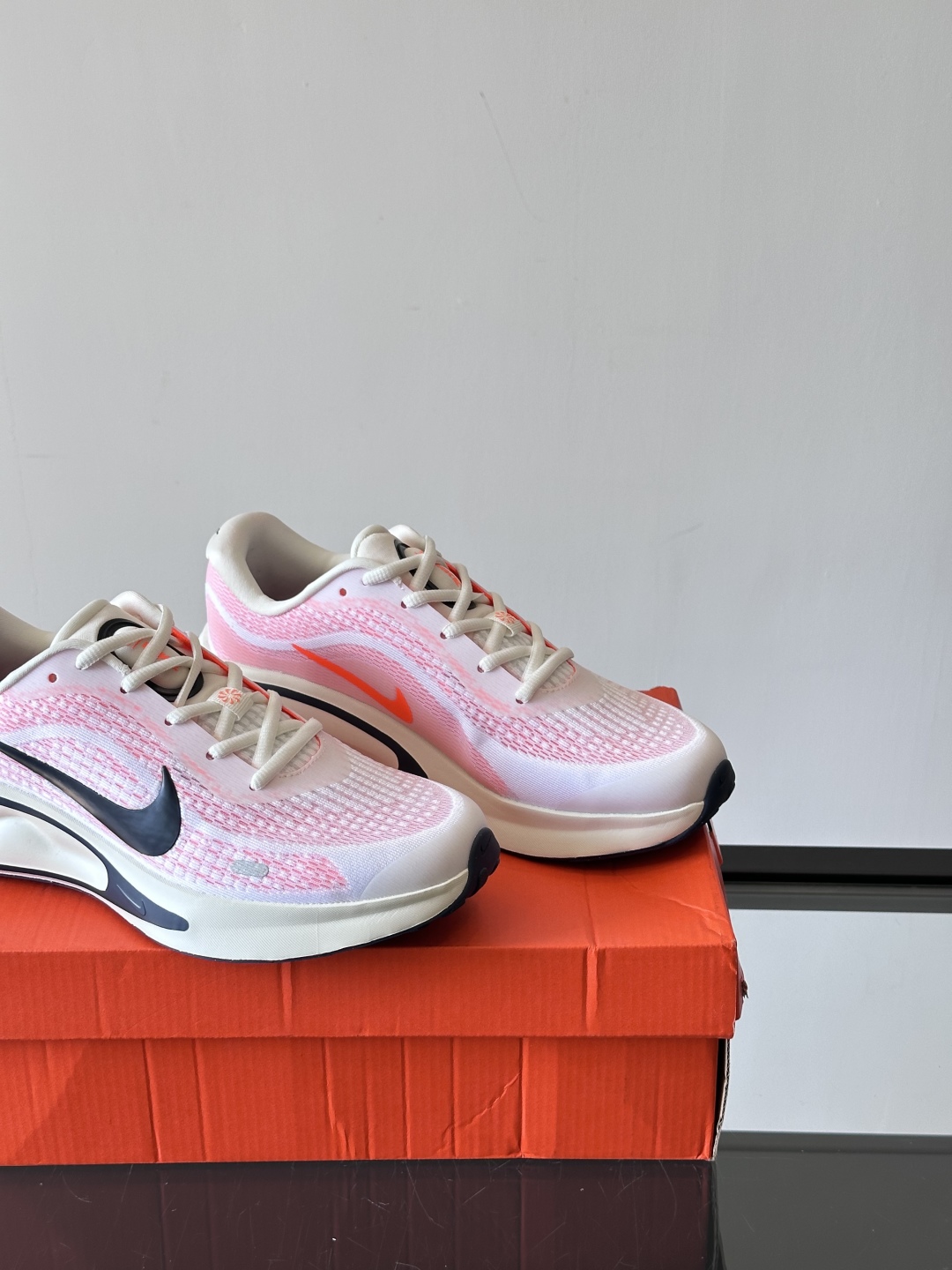 Nike Journey Run舒适防滑 低帮跑步鞋👟🤍💚彩色搭配给人春天里的,自然清新气息;鞋面网纱材