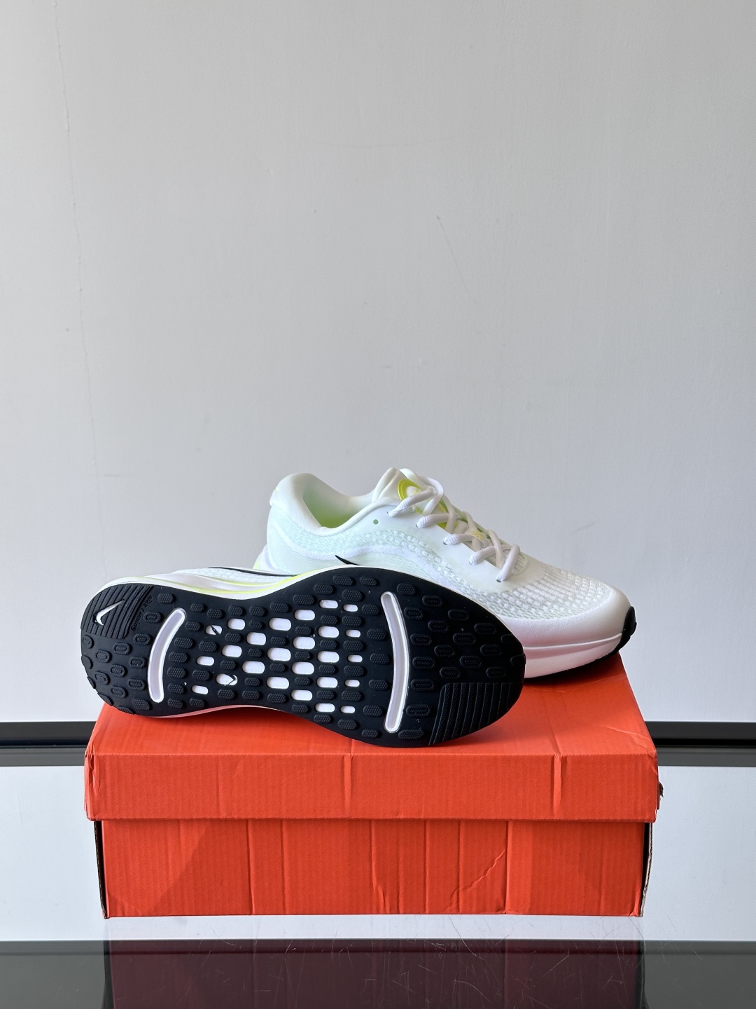 Nike Journey Run舒适防滑 低帮跑步鞋👟🤍💚彩色搭配给人春天里的,自然清新气息;鞋面网纱材
