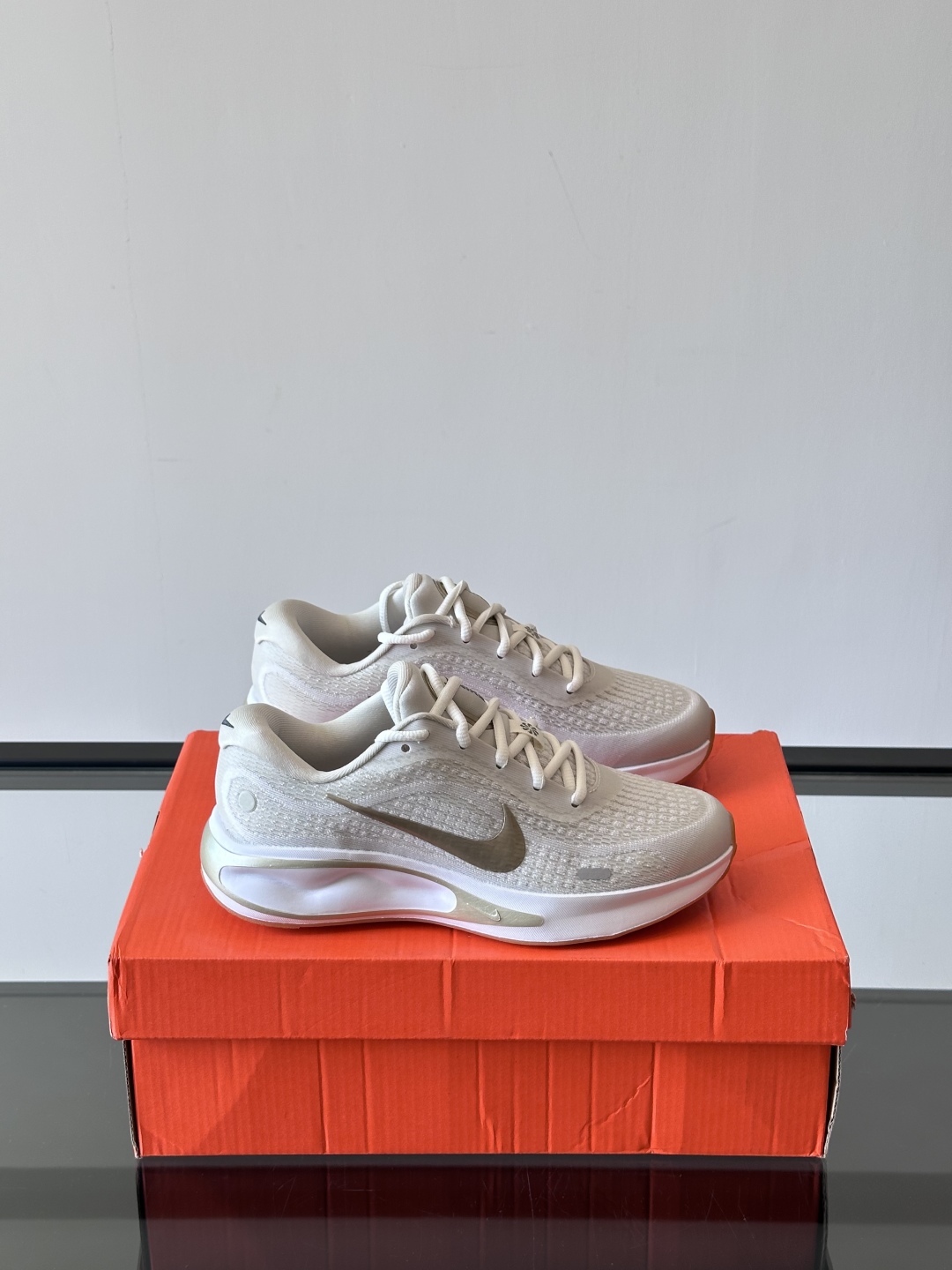 Nike Journey Run舒适防滑 低帮跑步鞋👟🤍💚彩色搭配给人春天里的,自然清新气息;鞋面网纱材