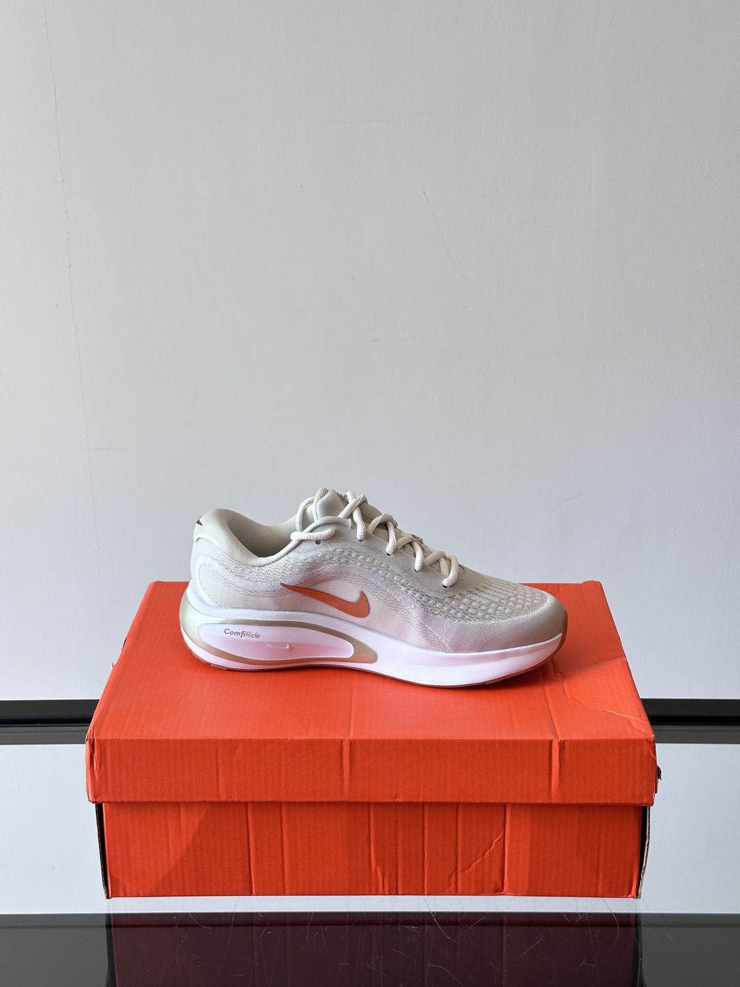 Nike Journey Run舒适防滑 低帮跑步鞋👟🤍💚彩色搭配给人春天里的,自然清新气息;鞋面网纱材
