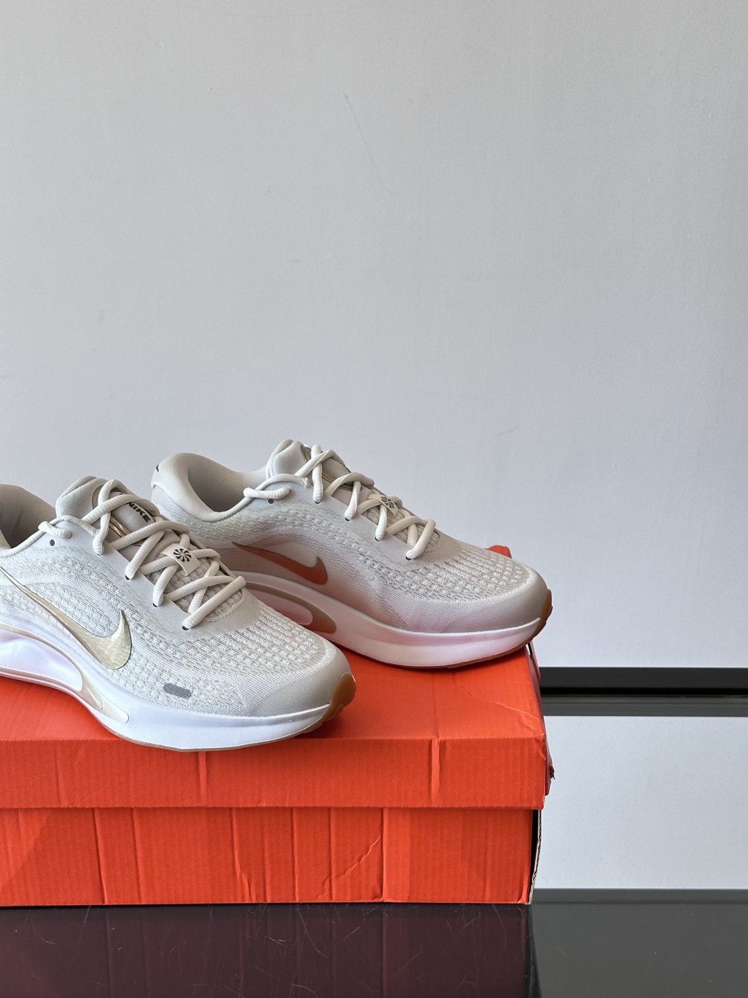 Nike Journey Run舒适防滑 低帮跑步鞋👟🤍💚彩色搭配给人春天里的,自然清新气息;鞋面网纱材