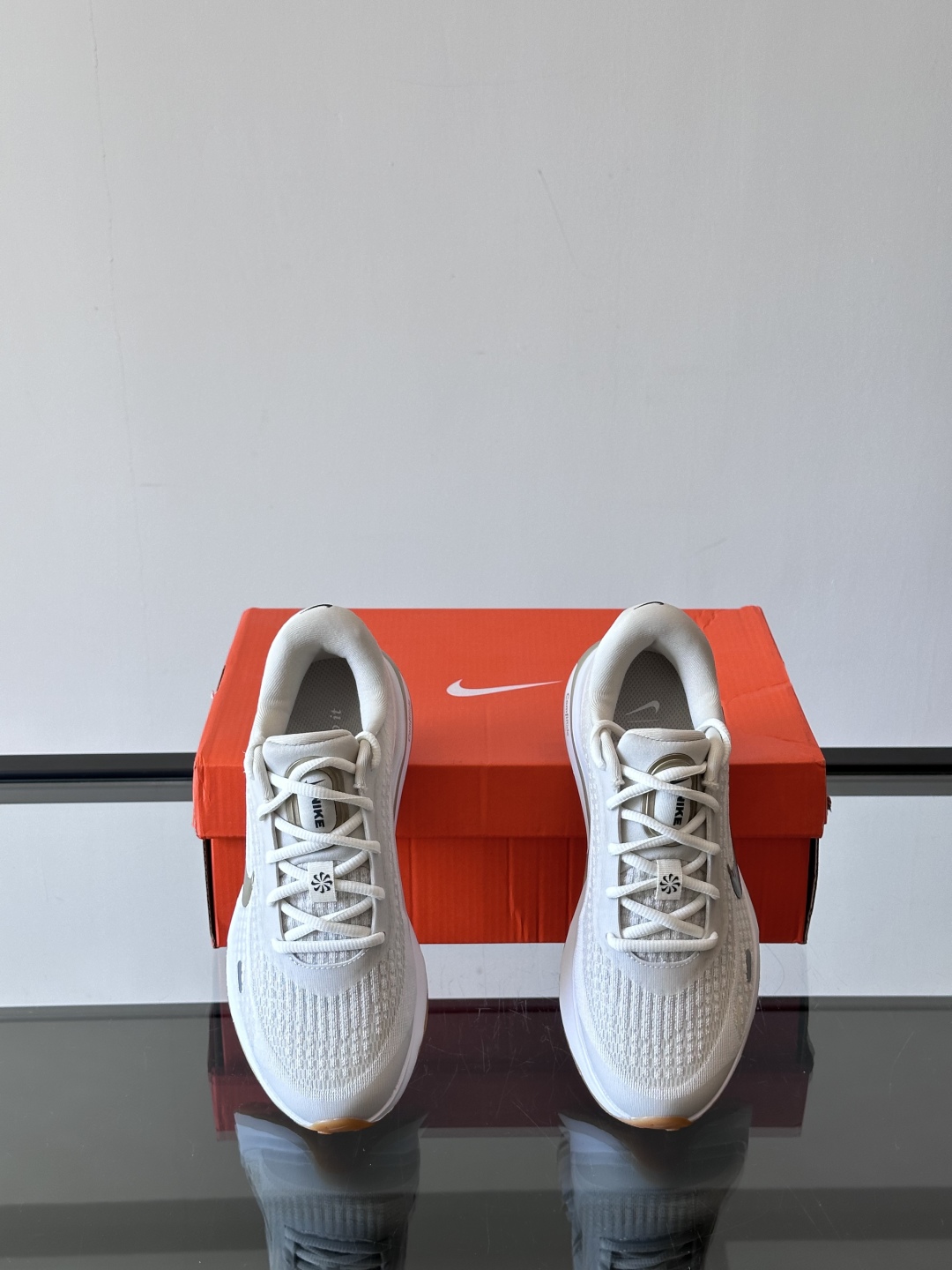 Nike Journey Run舒适防滑 低帮跑步鞋👟🤍💚彩色搭配给人春天里的,自然清新气息;鞋面网纱材