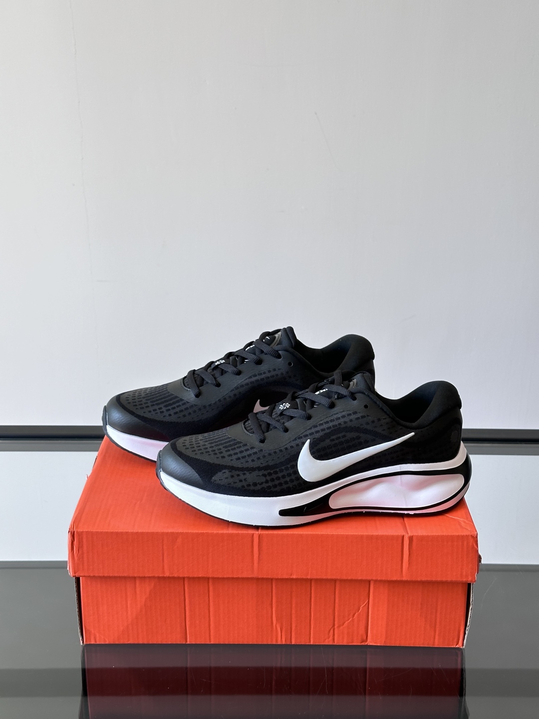 Nike Journey Run舒适防滑 低帮跑步鞋👟🤍💚彩色搭配给人春天里的,自然清新气息;鞋面网纱材
