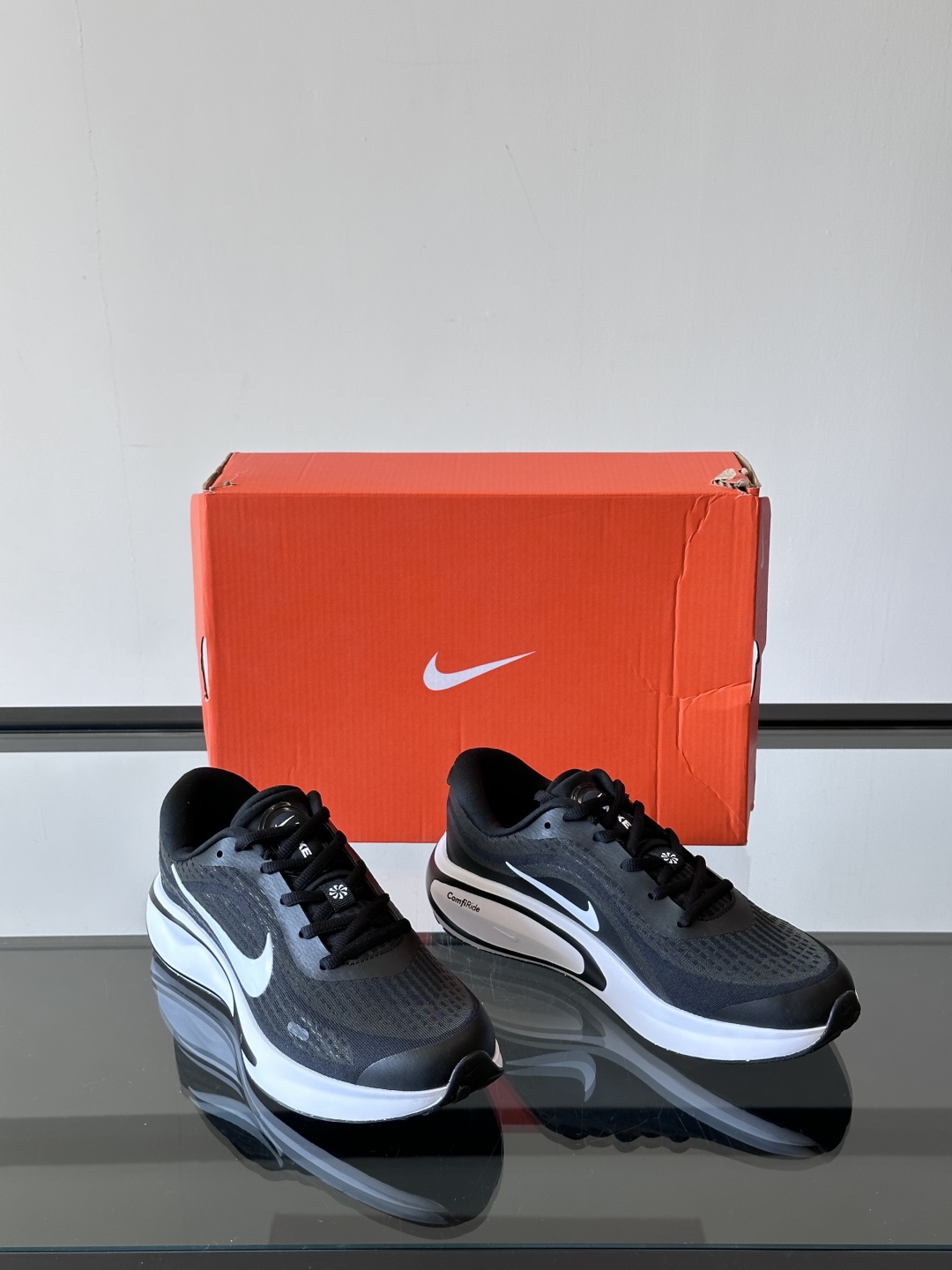 Nike Journey Run舒适防滑 低帮跑步鞋👟🤍💚彩色搭配给人春天里的,自然清新气息;鞋面网纱材