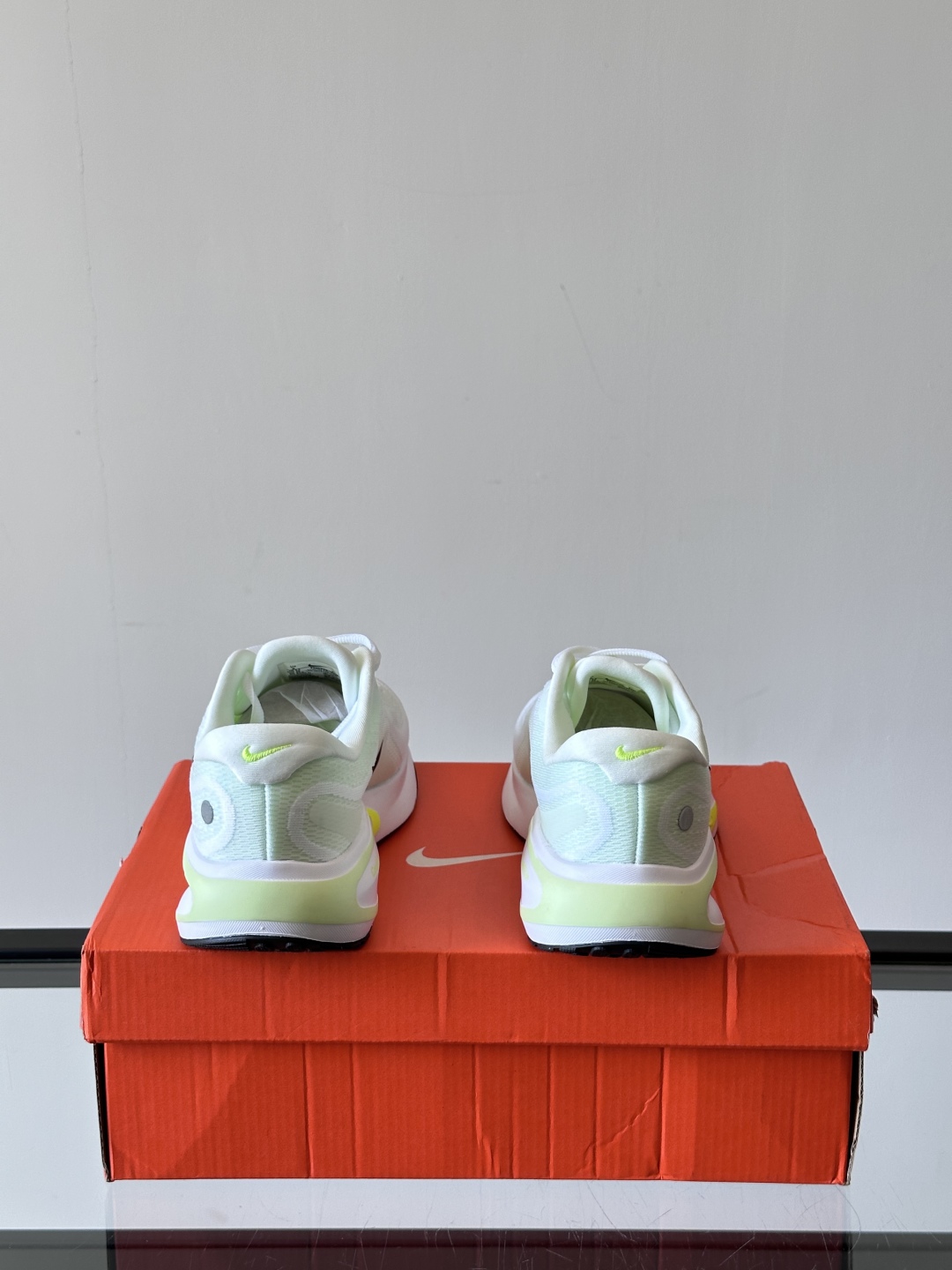 Nike Journey Run舒适防滑 低帮跑步鞋👟🤍💚彩色搭配给人春天里的,自然清新气息;鞋面网纱材