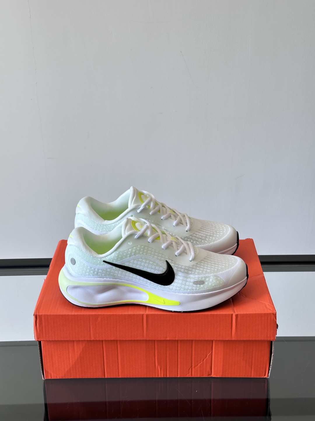 Nike Journey Run舒适防滑 低帮跑步鞋👟🤍💚彩色搭配给人春天里的,自然清新气息;鞋面网纱材