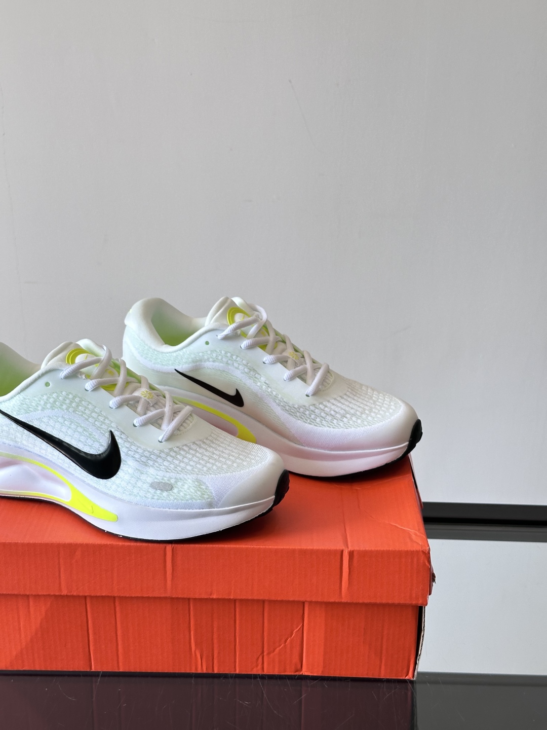 Nike Journey Run舒适防滑 低帮跑步鞋👟🤍💚彩色搭配给人春天里的,自然清新气息;鞋面网纱材