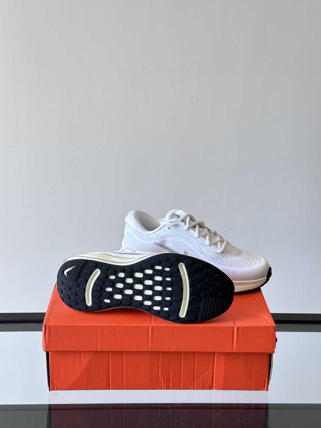 Nike Journey Run舒适防滑 低帮跑步鞋👟🤍💚彩色搭配给人春天里的,自然清新气息;鞋面网纱材