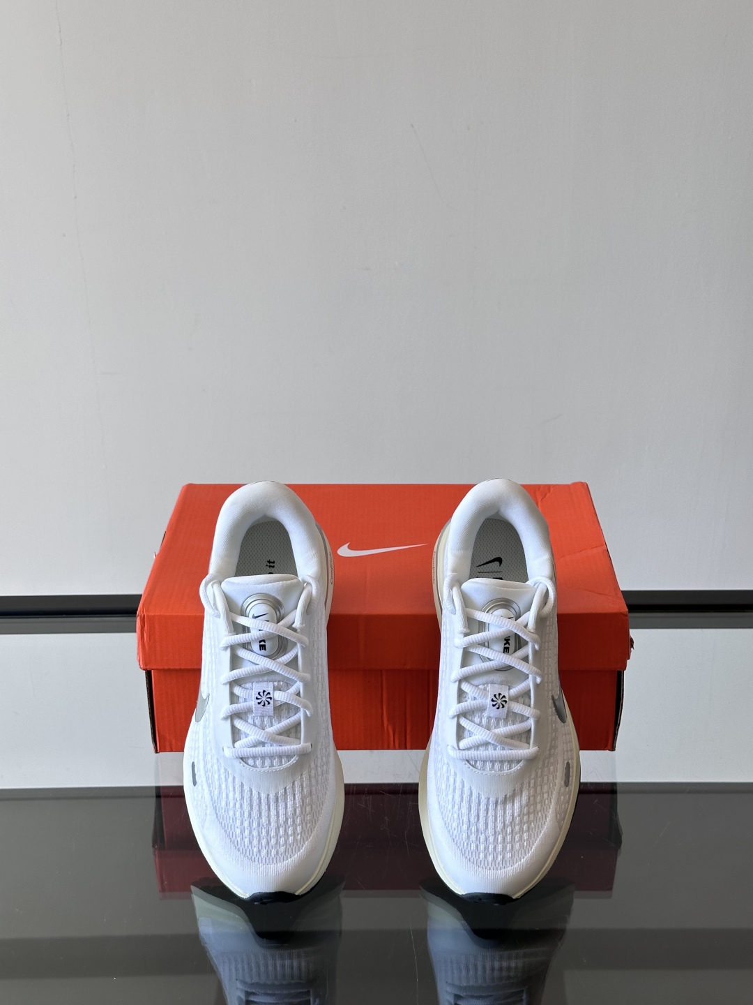Nike Journey Run舒适防滑 低帮跑步鞋👟🤍💚彩色搭配给人春天里的,自然清新气息;鞋面网纱材