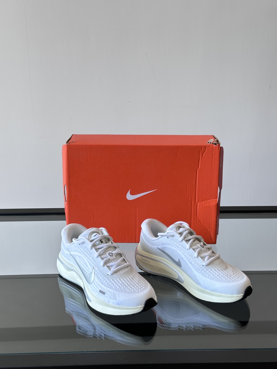 Nike Journey Run舒适防滑 低帮跑步鞋👟🤍💚彩色搭配给人春天里的,自然清新气息;鞋面网纱材