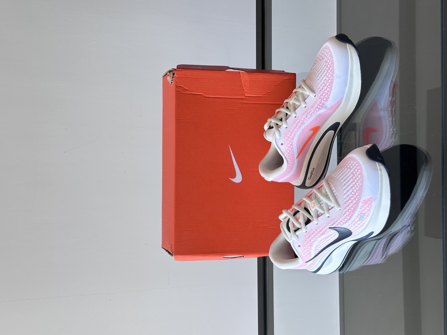 Nike Journey Run舒适防滑 低帮跑步鞋👟🤍💚彩色搭配给人春天里的,自然清新气息;鞋面网纱材