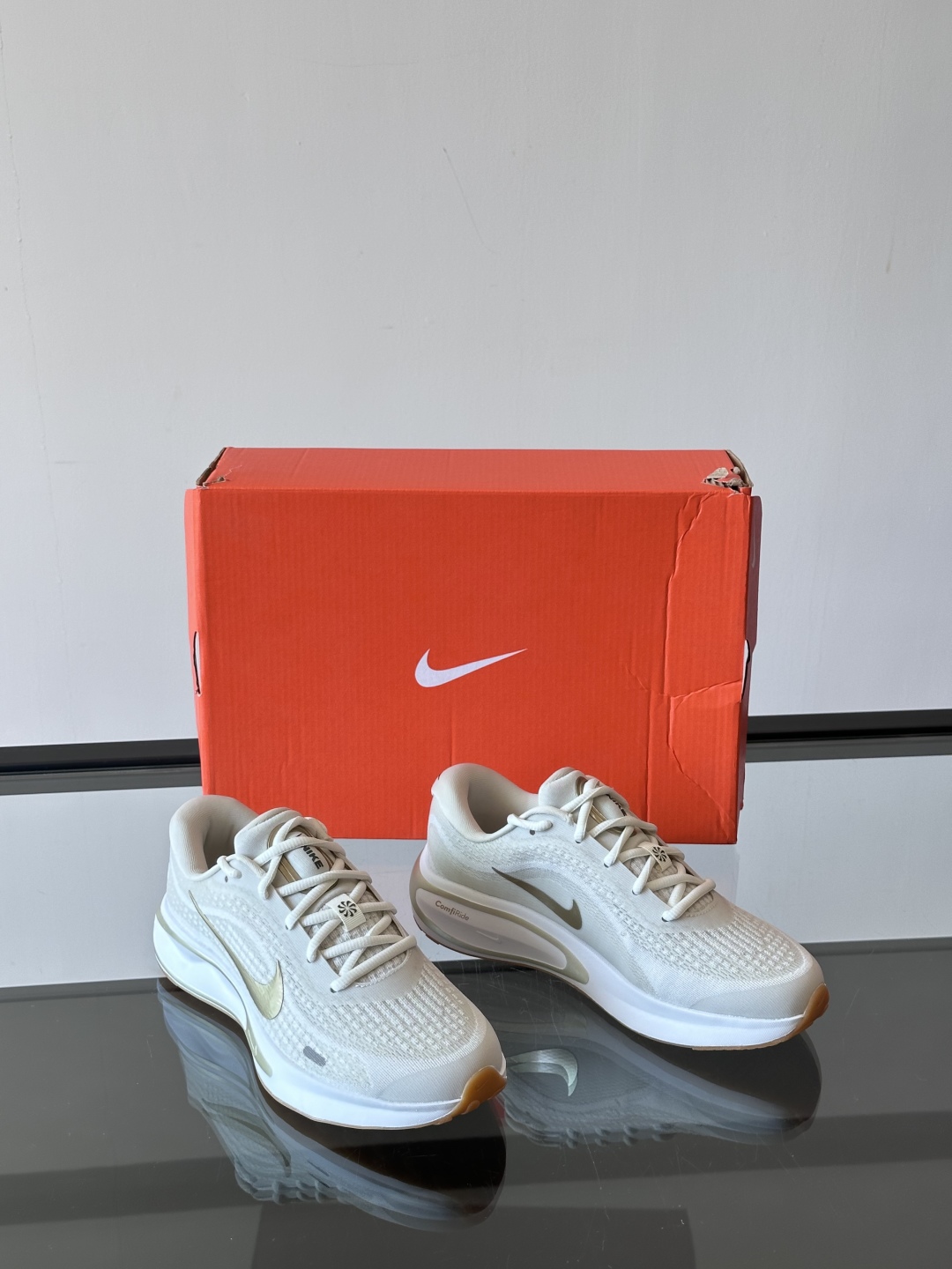 Nike Journey Run舒适防滑 低帮跑步鞋👟🤍💚彩色搭配给人春天里的,自然清新气息;鞋面网纱材