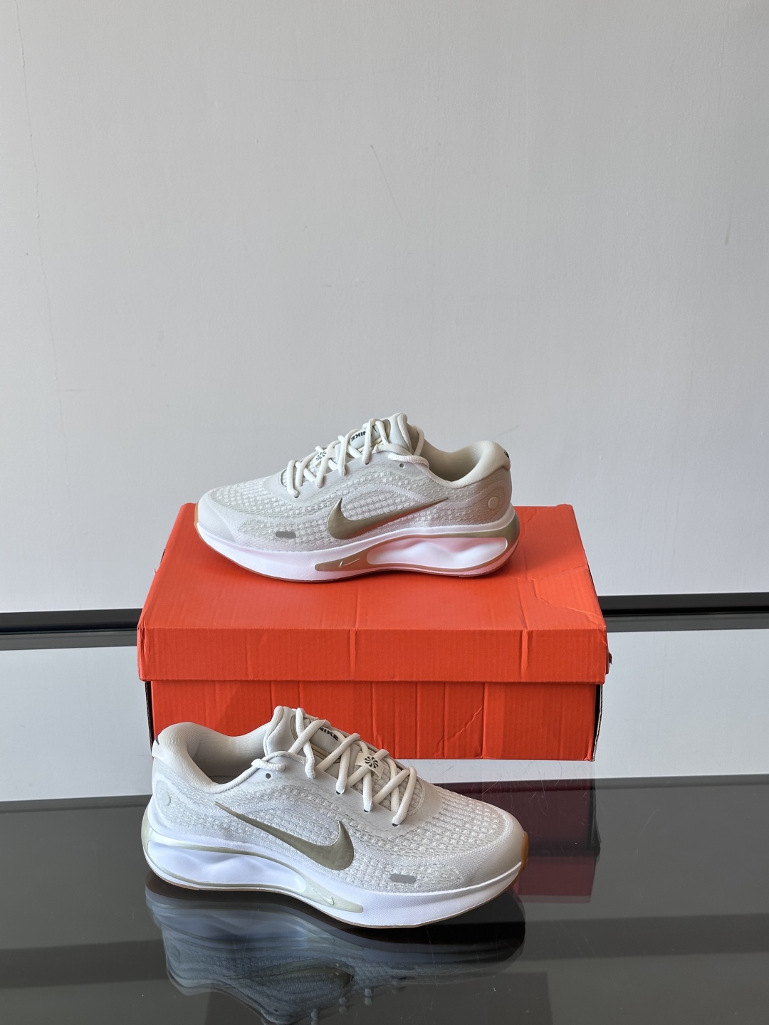 Nike Journey Run舒适防滑 低帮跑步鞋👟🤍💚彩色搭配给人春天里的,自然清新气息;鞋面网纱材