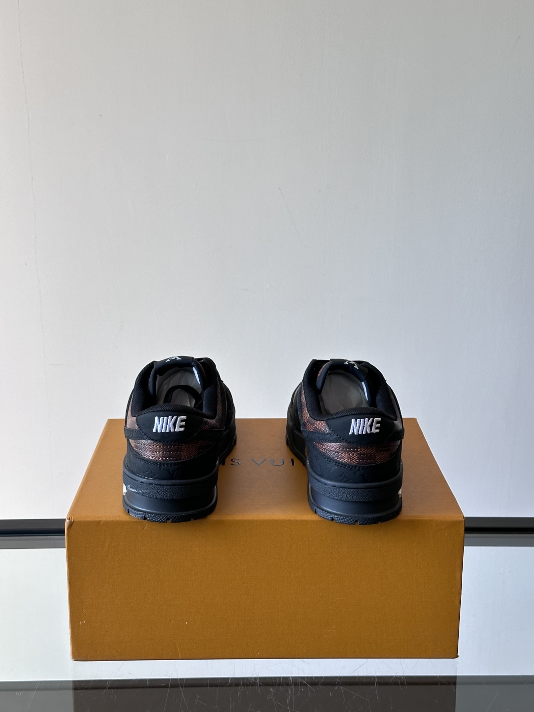 ◾️▫️ L.v* X nike联名🆕低帮休闲运动鞋，采用头层牛皮精心制作，侧身联名印花logo装饰，双