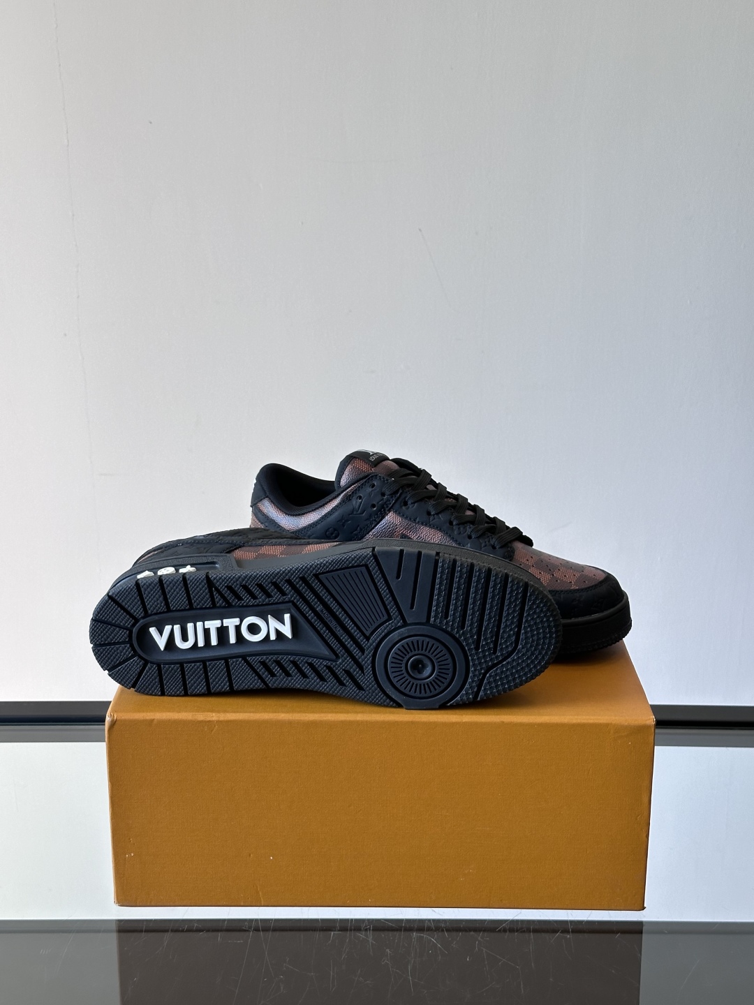 ◾️▫️ L.v* X nike联名🆕低帮休闲运动鞋，采用头层牛皮精心制作，侧身联名印花logo装饰，双