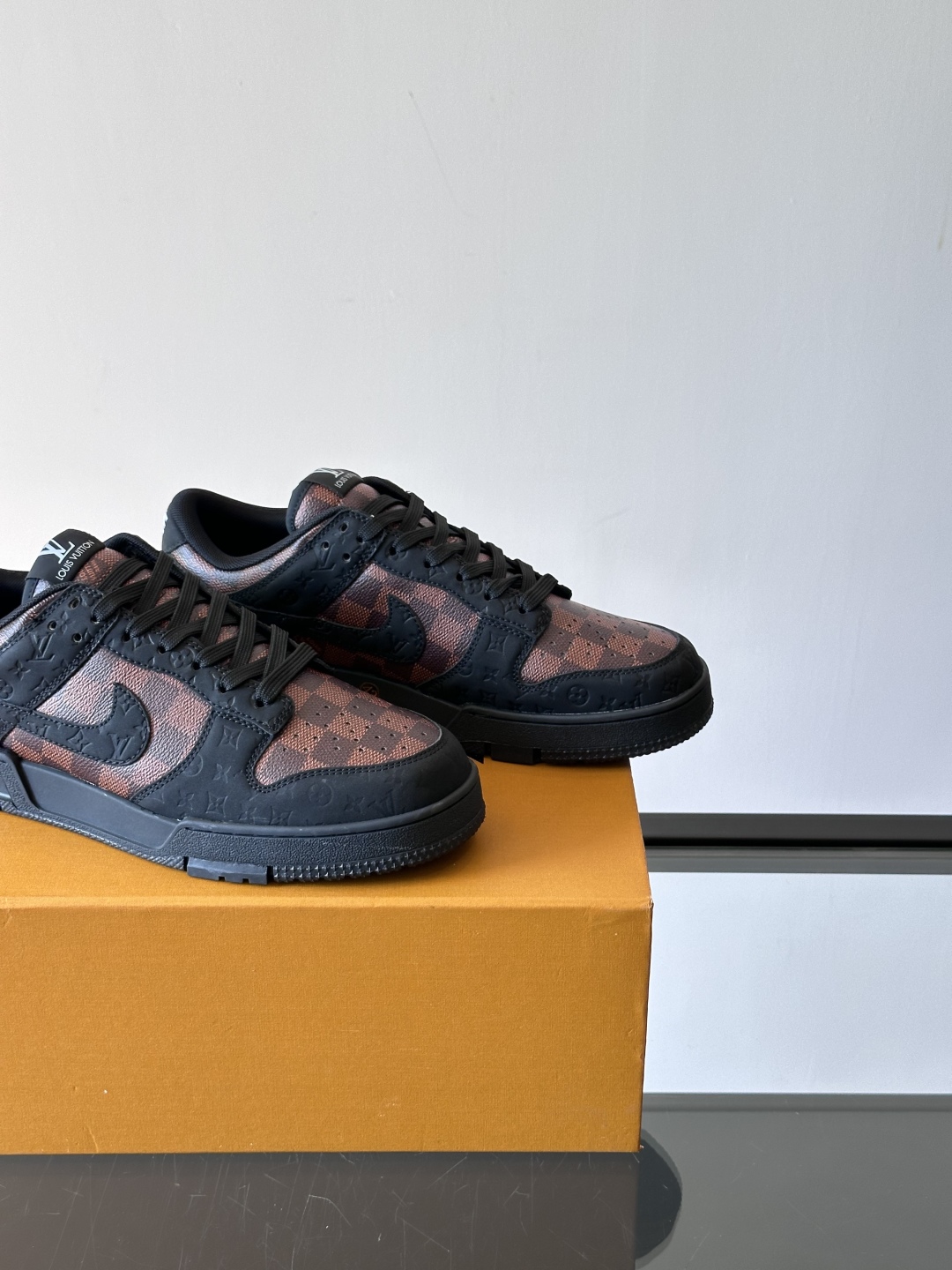 ◾️▫️ L.v* X nike联名🆕低帮休闲运动鞋，采用头层牛皮精心制作，侧身联名印花logo装饰，双