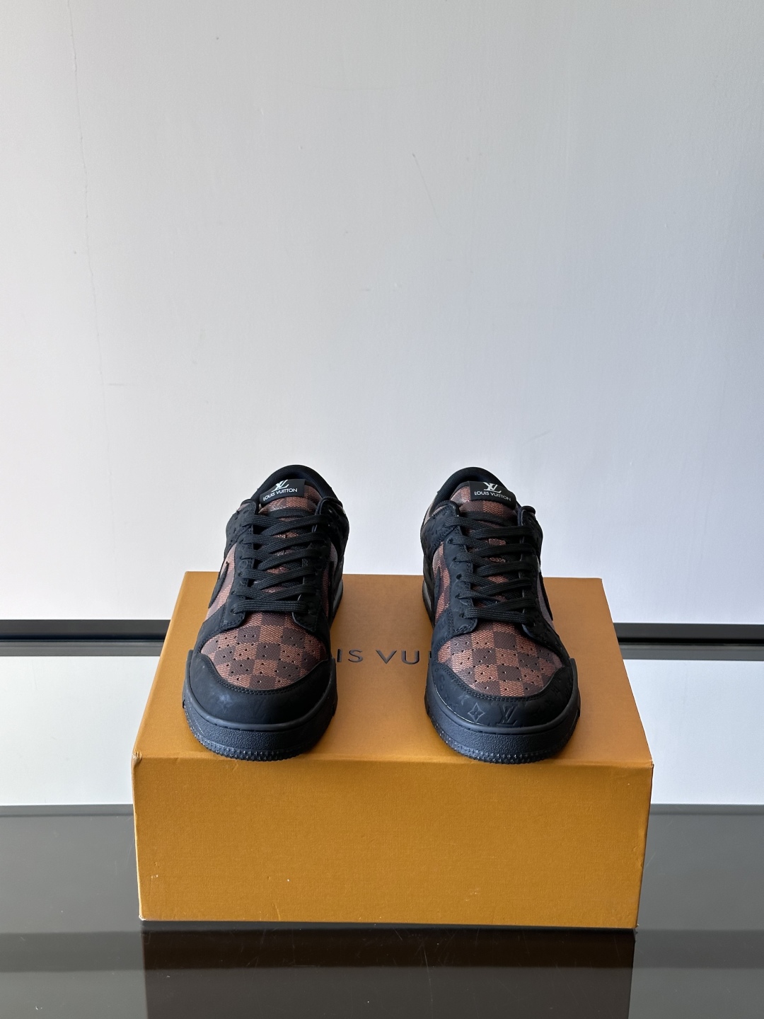 ◾️▫️ L.v* X nike联名🆕低帮休闲运动鞋，采用头层牛皮精心制作，侧身联名印花logo装饰，双