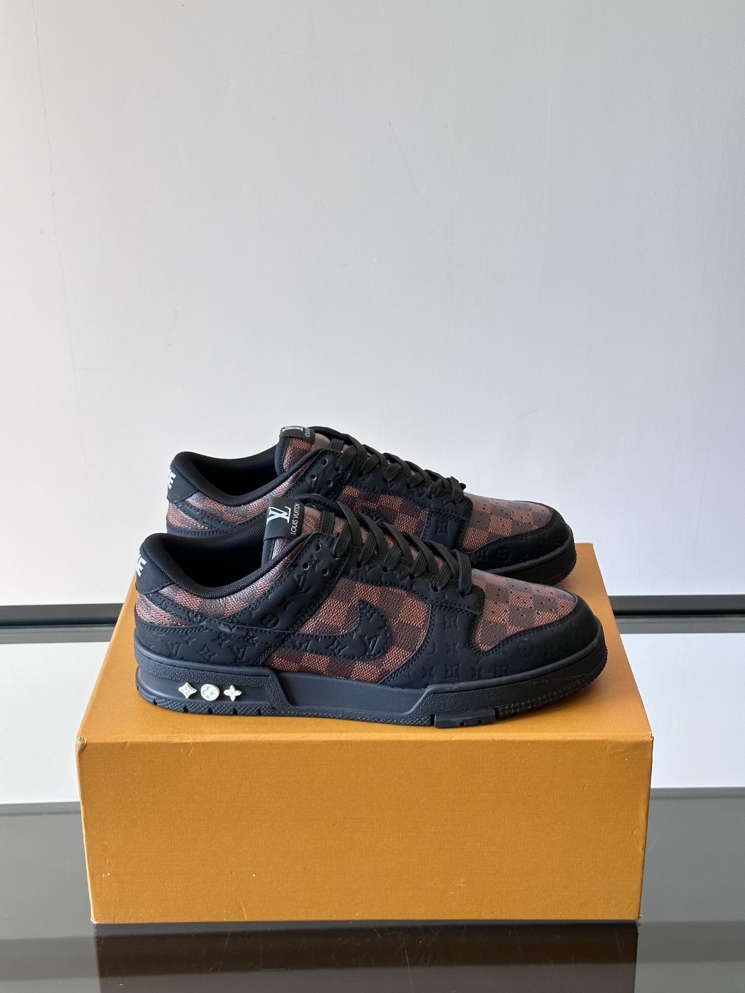 ◾️▫️ L.v* X nike联名🆕低帮休闲运动鞋，采用头层牛皮精心制作，侧身联名印花logo装饰，双