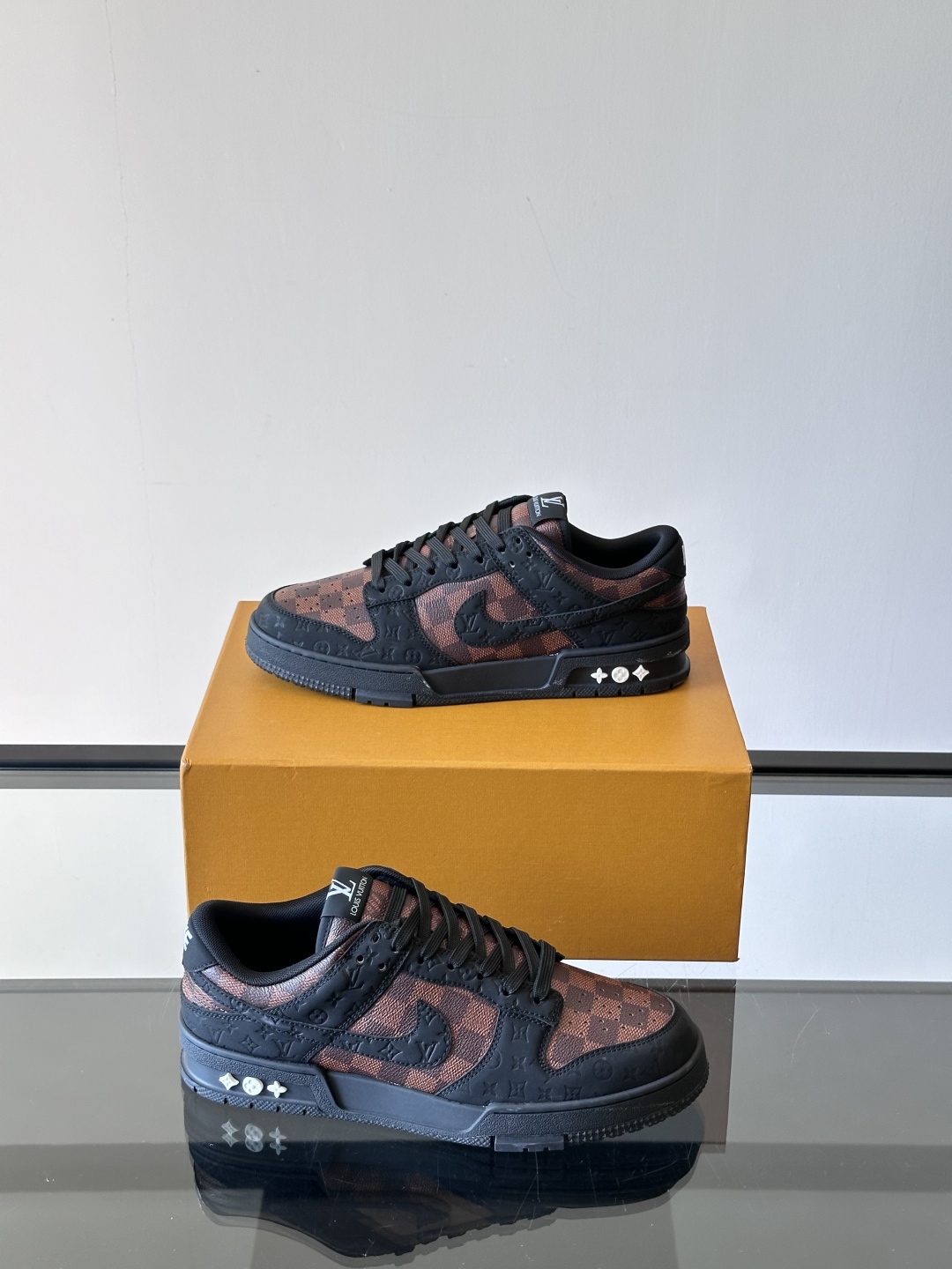 ◾️▫️ L.v* X nike联名🆕低帮休闲运动鞋，采用头层牛皮精心制作，侧身联名印花logo装饰，双