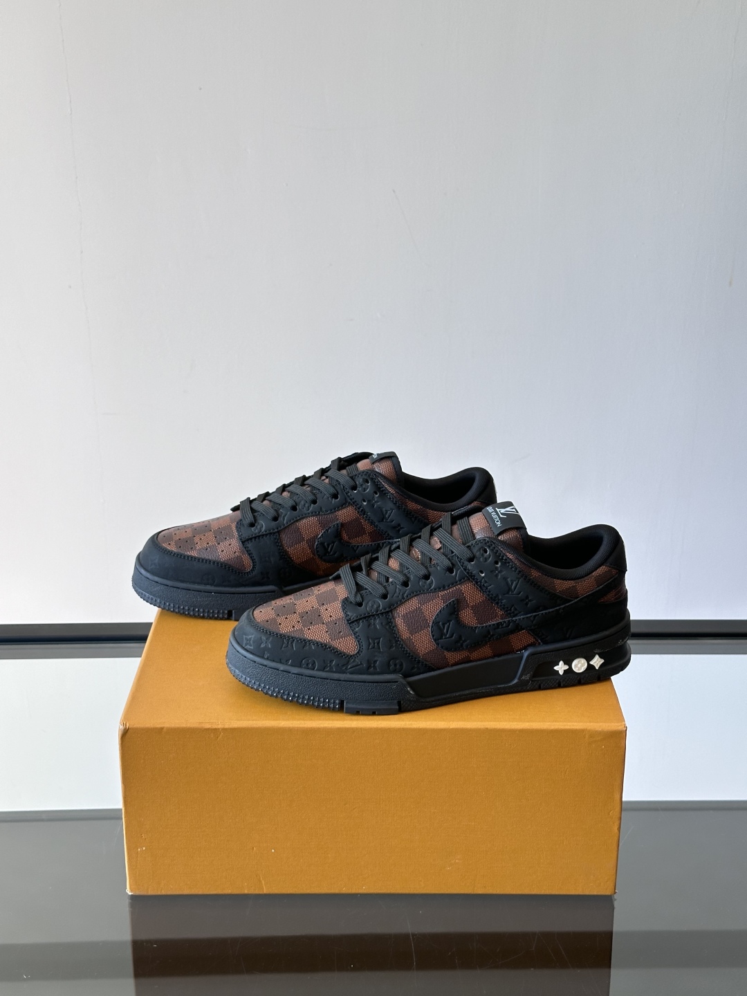 ◾️▫️ L.v* X nike联名🆕低帮休闲运动鞋，采用头层牛皮精心制作，侧身联名印花logo装饰，双