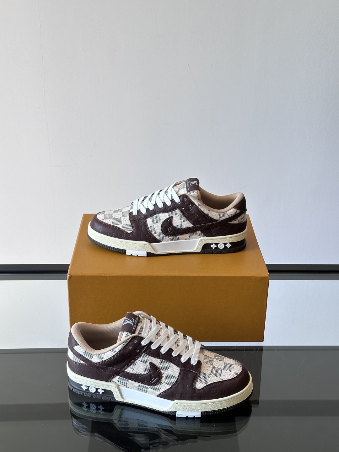 ◾️▫️ L.v* X nike联名🆕低帮休闲运动鞋，采用头层牛皮精心制作，侧身联名印花logo装饰，双