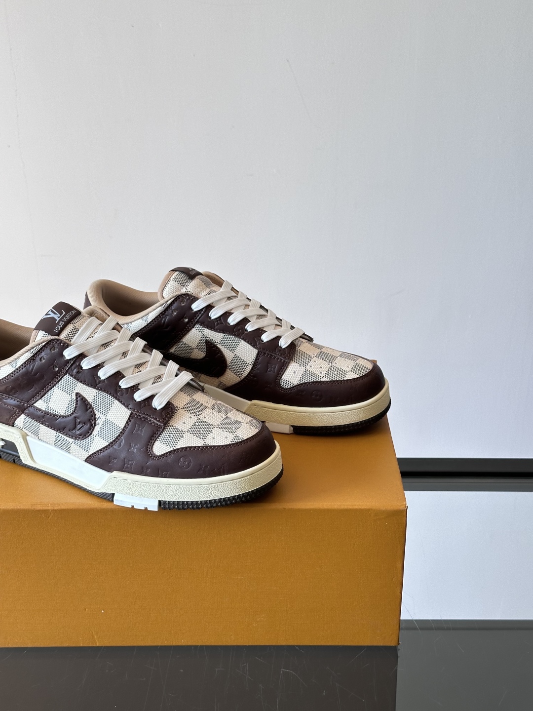 ◾️▫️ L.v* X nike联名🆕低帮休闲运动鞋，采用头层牛皮精心制作，侧身联名印花logo装饰，双