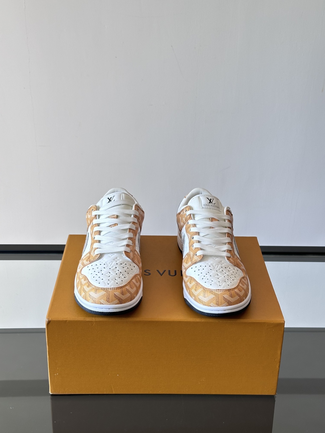 ◾️▫️ L.v* X nike联名🆕低帮休闲运动鞋，采用头层牛皮精心制作，侧身联名印花logo装饰，双