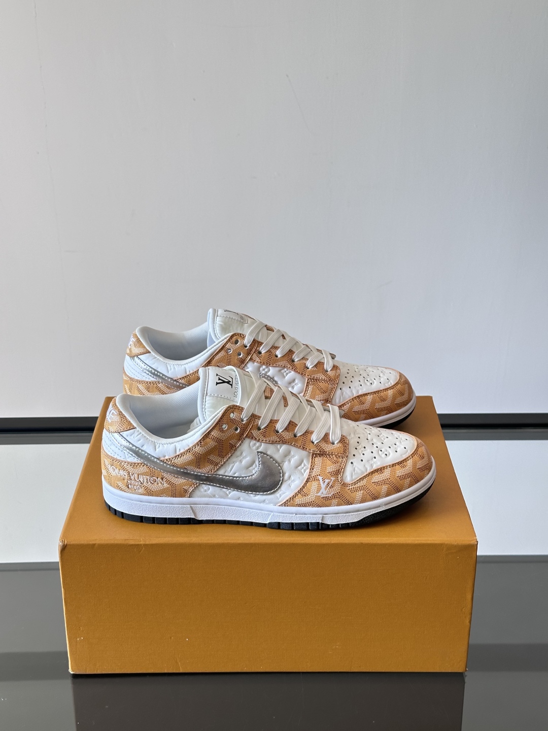 ◾️▫️ L.v* X nike联名🆕低帮休闲运动鞋，采用头层牛皮精心制作，侧身联名印花logo装饰，双